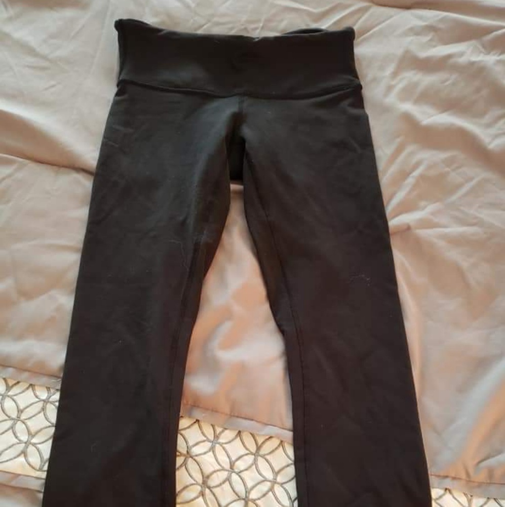 Lululemon Wunder Under crops BLACK! Size 4
